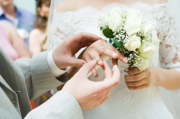 Close-up de recém-casados colocando no — Fotografia de Stock