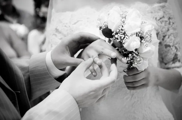 Close-up de recém-casados colocando em rin — Fotografia de Stock
