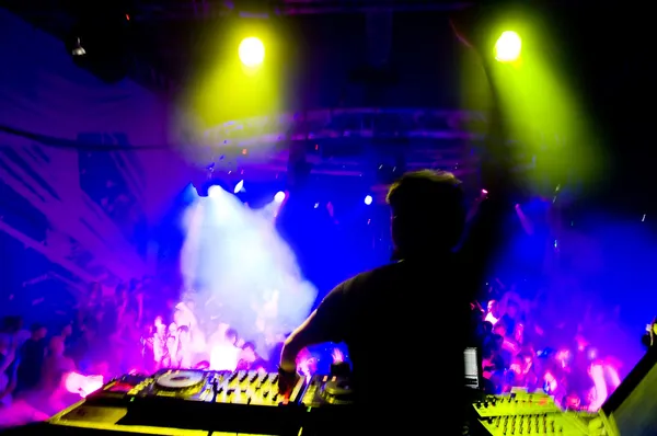 DJ på konserten, suddig rörelse — Stockfoto
