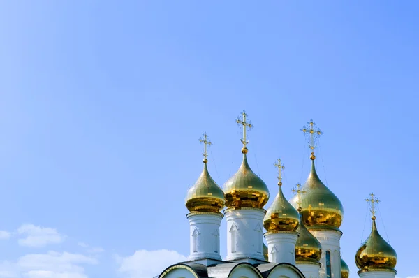 Золотые купола церкви — стоковое фото