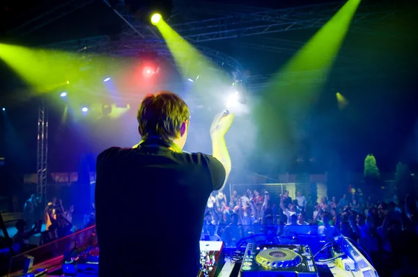 DJ op het concert, wazig beweging — Stockfoto
