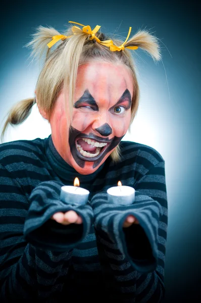 Chica divertida de Halloween con velas —  Fotos de Stock
