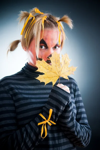 Halloween girl med blad — Stockfoto