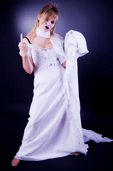 Jong meisje in bruiloft jurk gesticulatin — Stockfoto