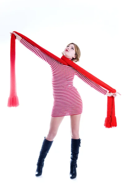 Uzun kırmızı eşarp ile güzel kız — Stok fotoğraf