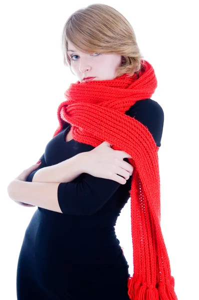 Красивая девушка в красном шарфе — стоковое фото