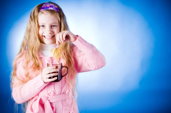 Uśmiechnięta dziewczynka z filiżanki herbaty — Zdjęcie stockowe