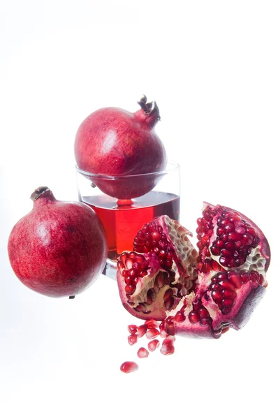 Свежие гранатовые фрукты и сок — стоковое фото