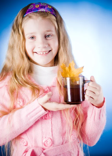 Çay bardağı ile sevimli küçük kız — Stok fotoğraf