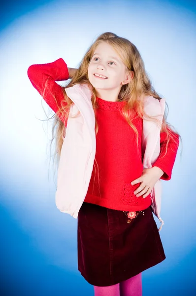 Zabawna dziewczyna w czerwonym swetrze — Zdjęcie stockowe