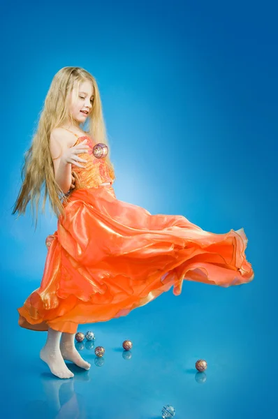 Χαριτωμένο κοριτσάκι με διακόσμηση διακοπών — Φωτογραφία Αρχείου