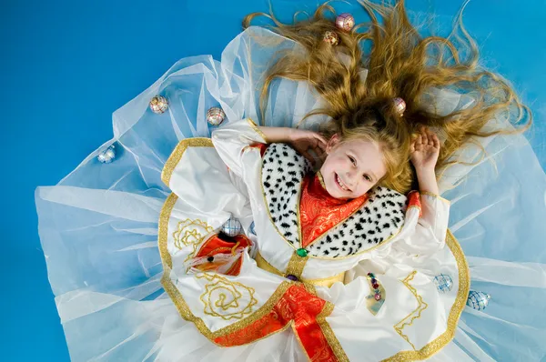 Улыбающаяся маленькая девочка в королевской одежде — стоковое фото