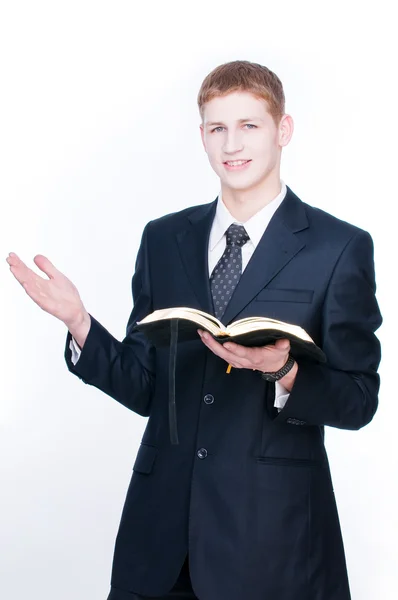Młody człowiek czytanie Biblii — Zdjęcie stockowe