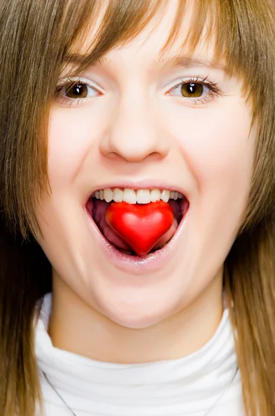 Młoda dziewczyna z sercem w jej ustach — Zdjęcie stockowe