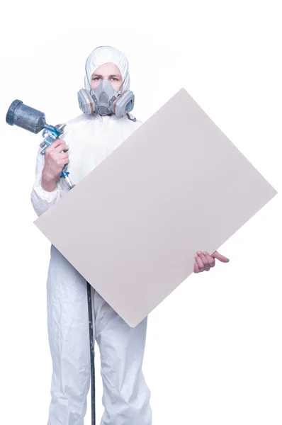 Werknemer met airbrush-pistool en blanco — Stockfoto