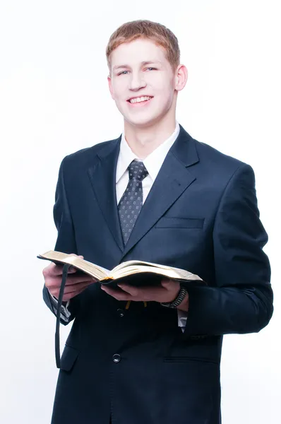 Uomo sorridente con Bibbia — Foto Stock