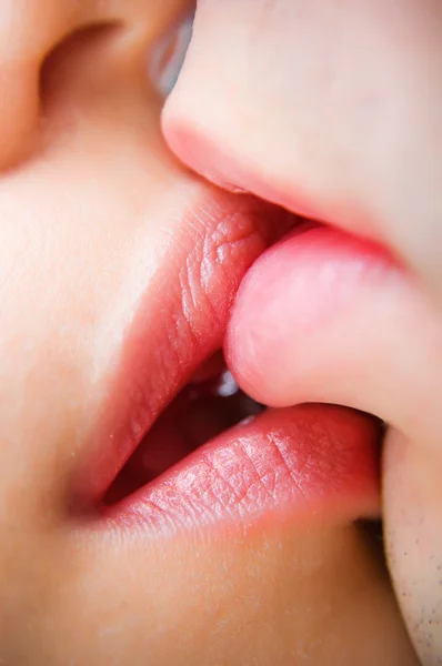 Közelkép az ajkak csókolózás Jogdíjmentes Stock Képek