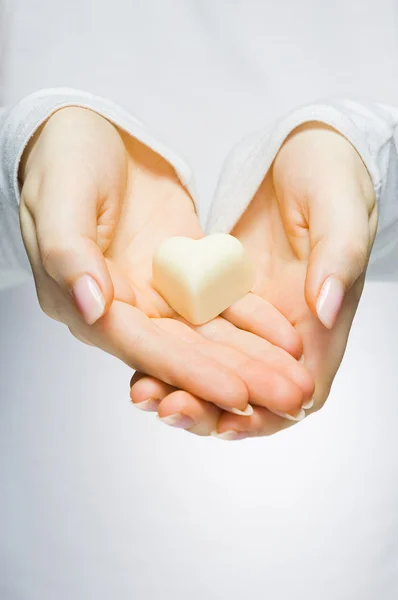 Close-up de mãos segurando coração — Fotografia de Stock