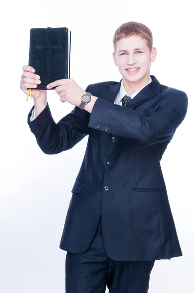 Homem alegre mostrando a Bíblia — Fotografia de Stock