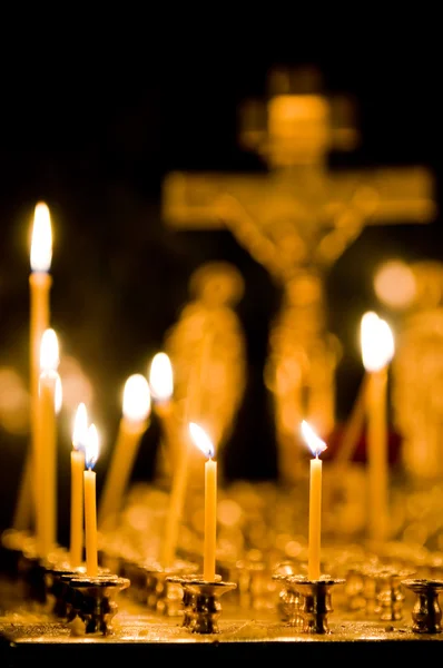 Brûler des bougies dans l'église — Photo