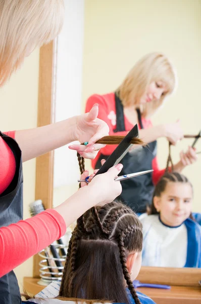 Dziewczynka w salon fryzjerski — Zdjęcie stockowe
