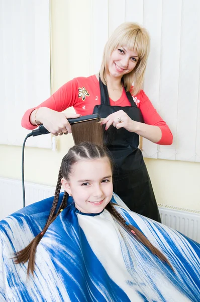 Menina recebendo seu novo corte de cabelo — Fotografia de Stock