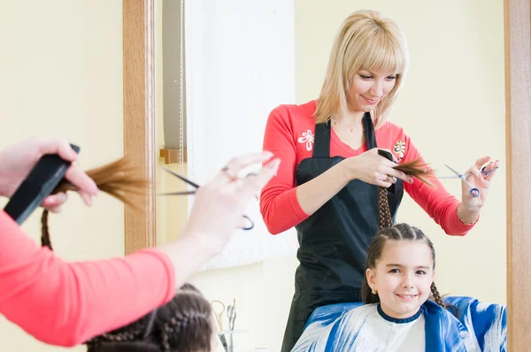 Cute little girl in hairdresser salon — Stock Photo, Image