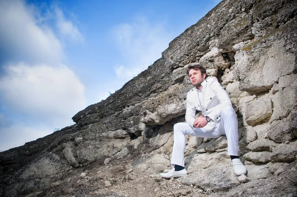 Eleganta mannen i vita kostymen — Stockfoto