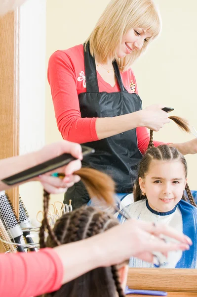 Bambina nel salone di parrucchiere — Foto Stock