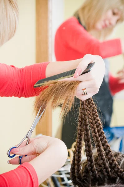 Primo piano di taglio di capelli in salone di parrucchiere — Foto Stock