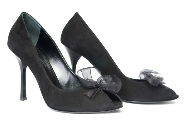 Zwarte vrouwelijke schoenen met decoraties — Stockfoto