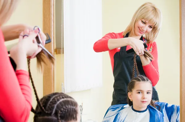 Красивая маленькая девочка в парикмахерской — стоковое фото