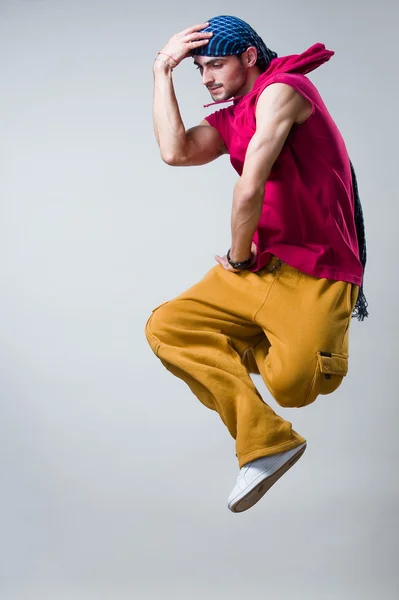 Dancer jumping over gray background — Stock Photo, Image