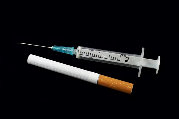 Syringe and cigarette — Stock Photo, Image