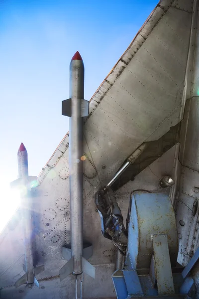 Háborús repülőgép szárnya rakéták — Stock Fotó