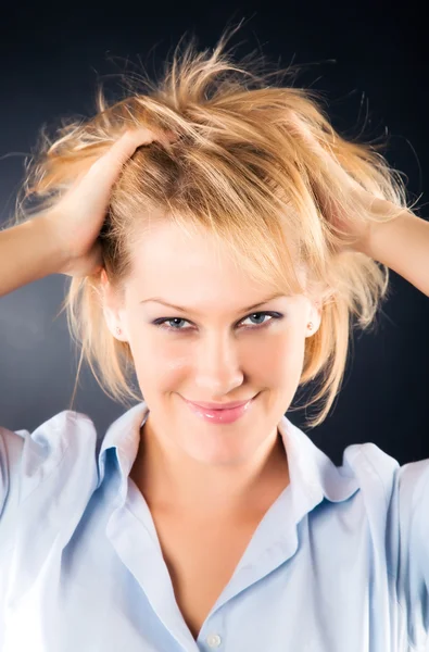 Весела жінка з розбещеним волоссям — стокове фото