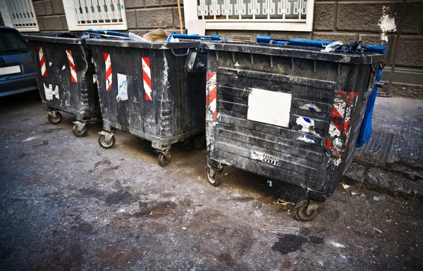 Грязные мусорные баки — стоковое фото