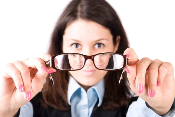 Mujer joven mirando a través de anteojos — Foto de Stock