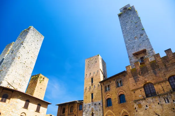 Höga gamla tornen i italienska staden — Stockfoto