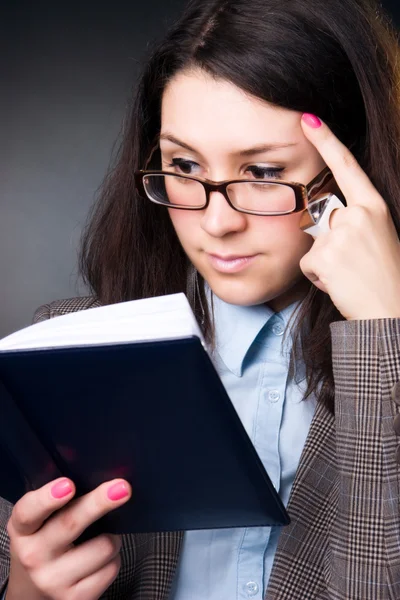 Ung forretningskvinne leser en bok – stockfoto