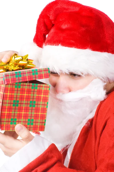 Papai Noel olhando para a caixa de presente — Fotografia de Stock
