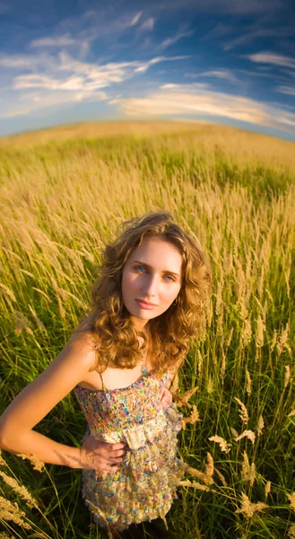 Mladá žena na letní pole — Stock fotografie