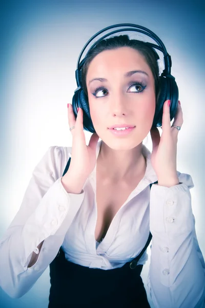 Junge Frau mit großen Kopfhörern — Stockfoto