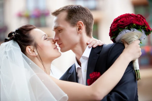 Joven boda pareja besos —  Fotos de Stock