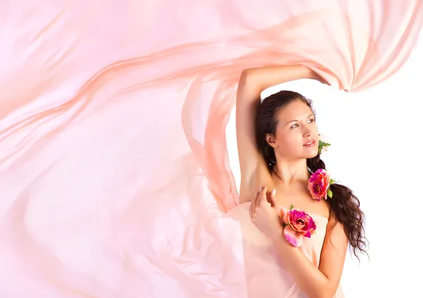 Junge Frau mit rosa Stoff — Stockfoto