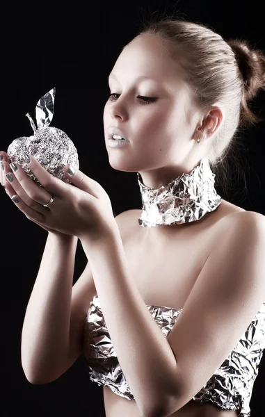 Robot donna con mela metallica — Foto Stock
