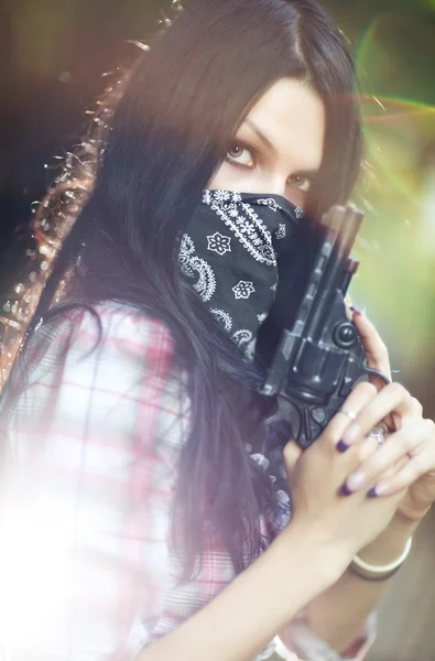 Vrouw met pistool portret — Stockfoto