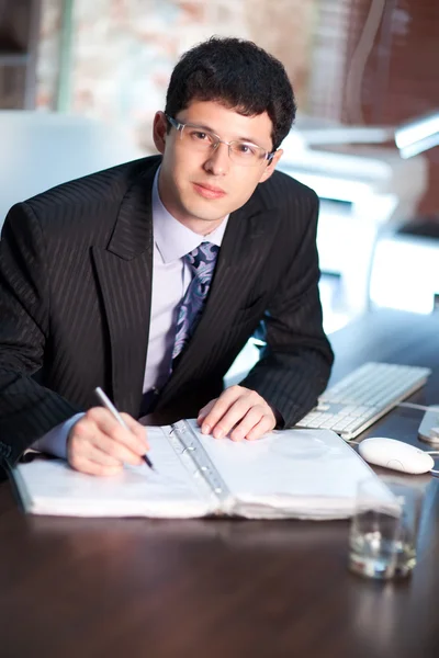 Jonge zakenman ondertekening van een document — Stockfoto