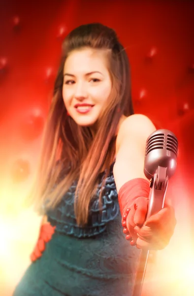 Młoda kobieta piosenkarka — Zdjęcie stockowe