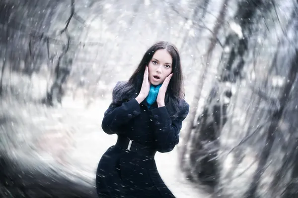Mujer joven en una tormenta de nieve — Foto de Stock